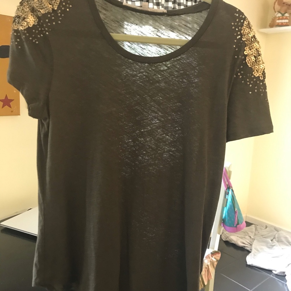 Rachel Roy olive green tee w gold trim L